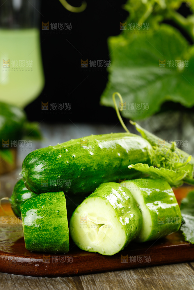 深底上摆放着小青瓜