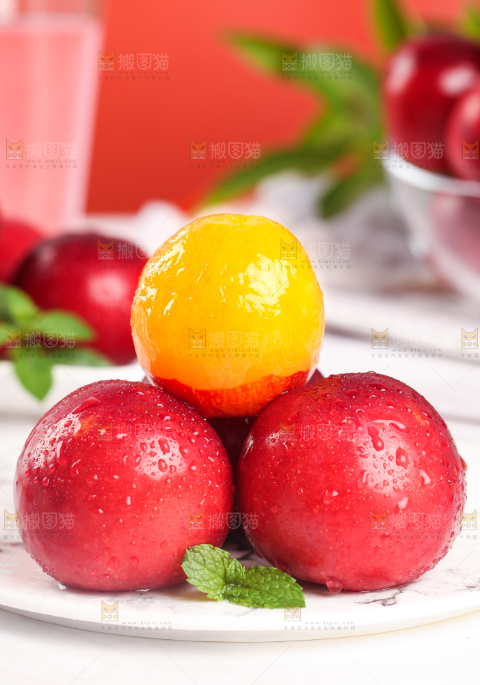 浅底上摆放着李子