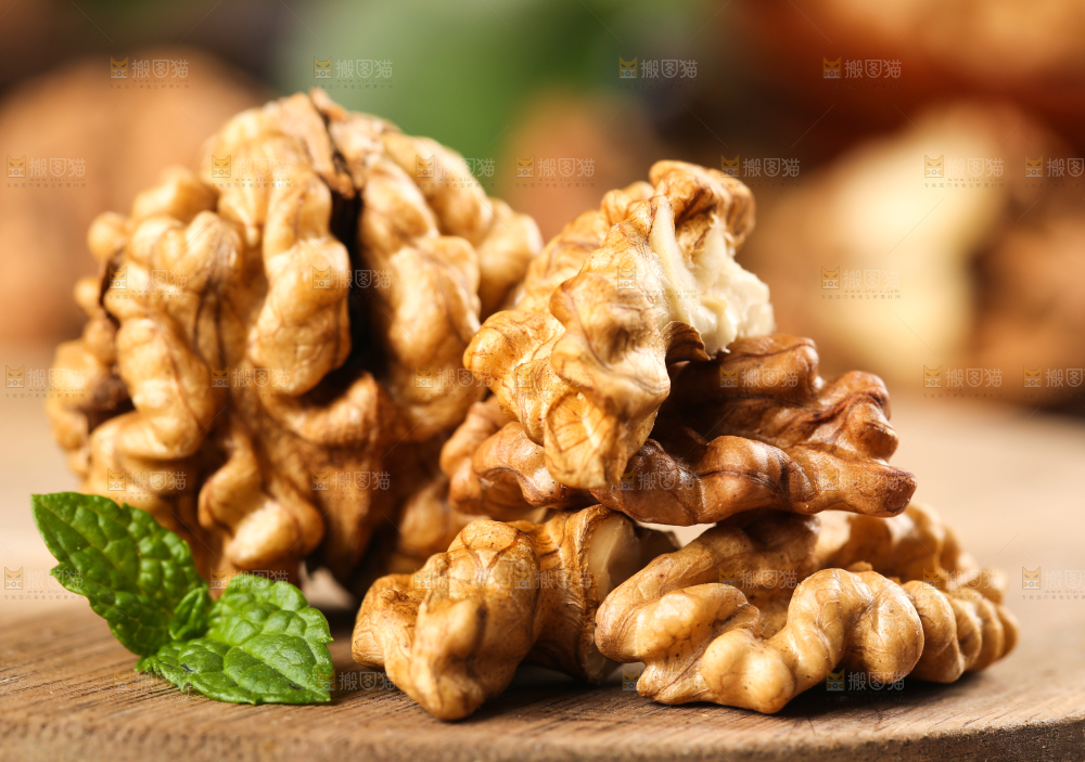木底上摆放着大核桃