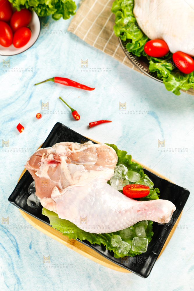 碟子里装着鸡腿