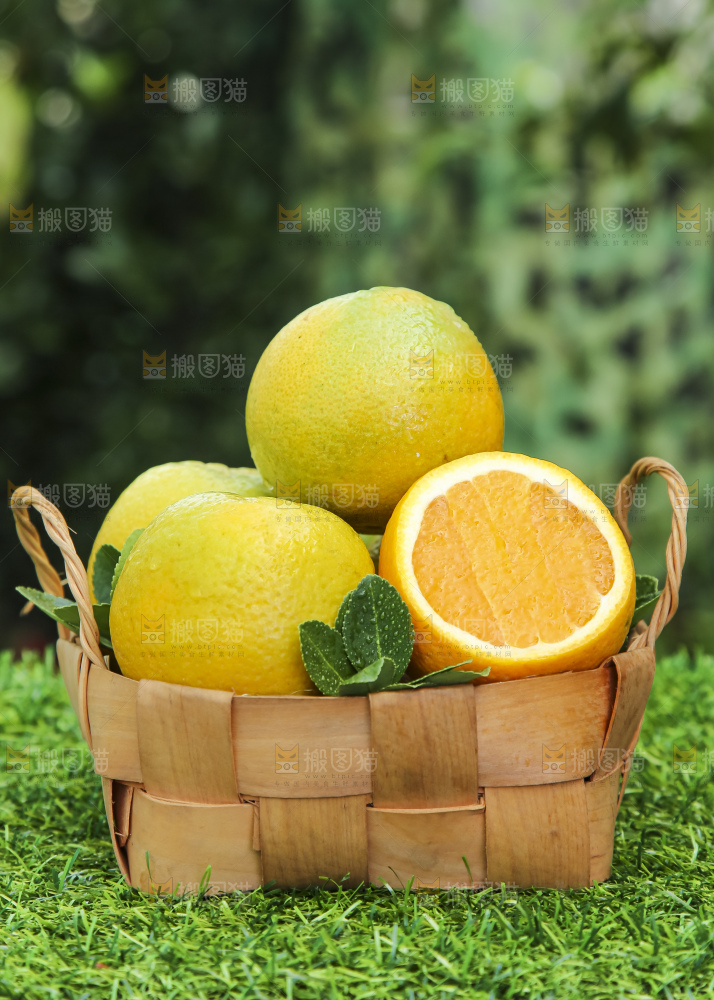 草地上放着一筐夏橙