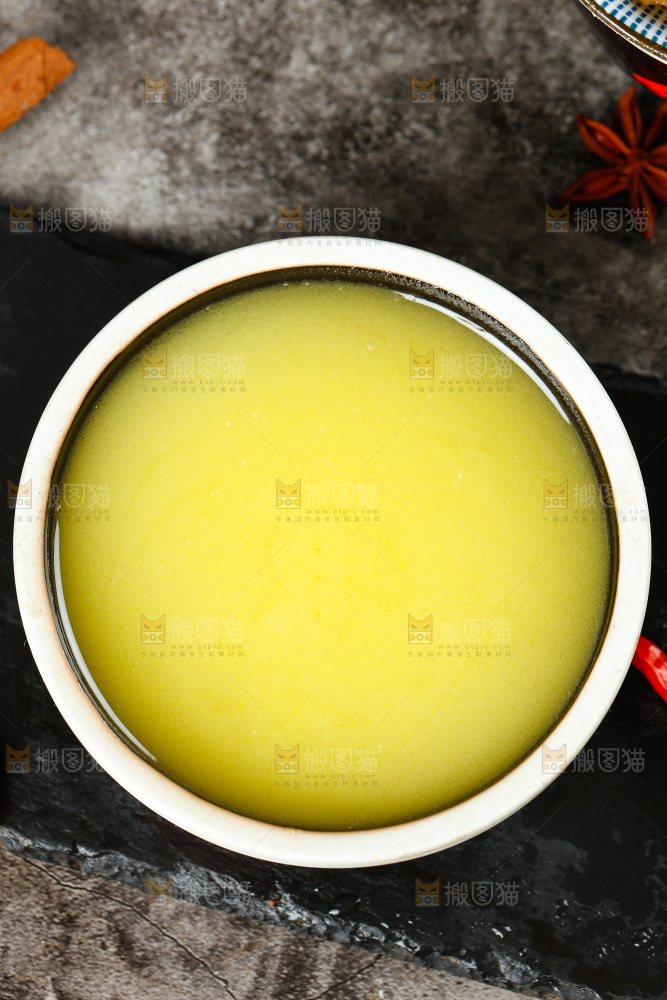 碗里装着鸡油