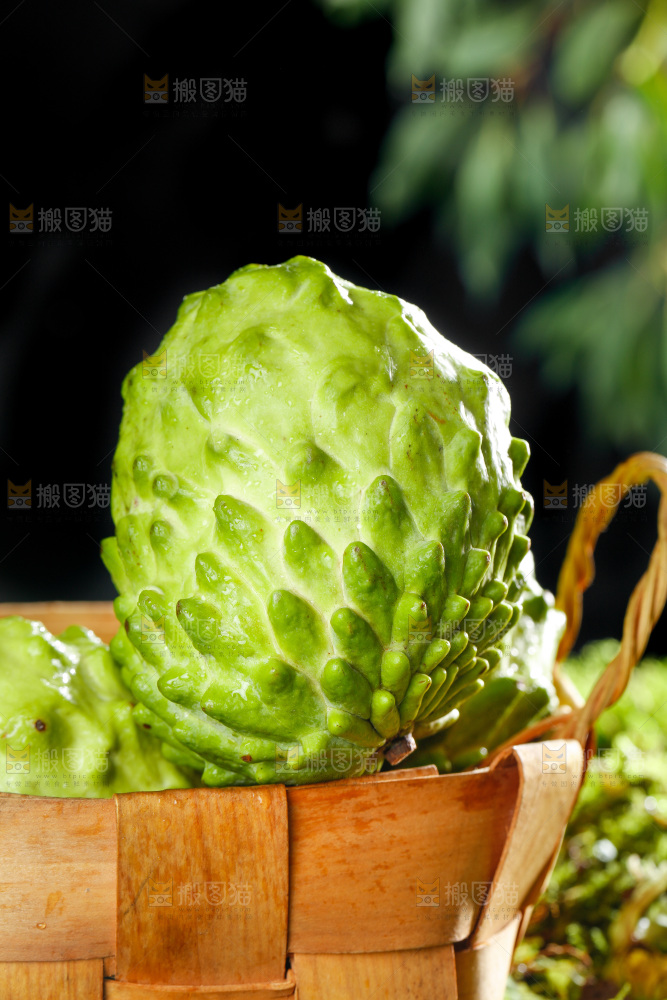 篮子里放着番荔枝