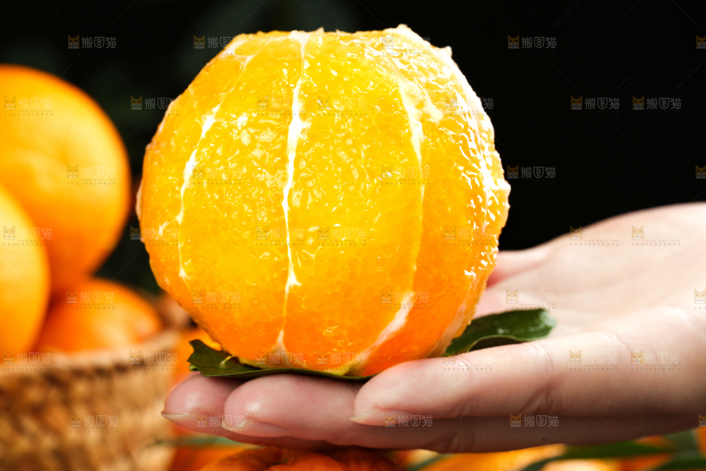 手里拿着橙子