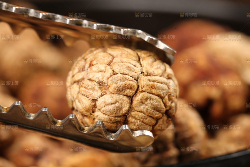 勺子上放着草蔻