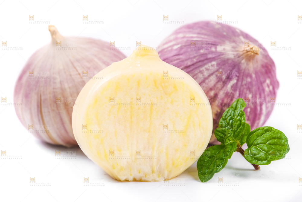 白底上摆放着紫皮独蒜