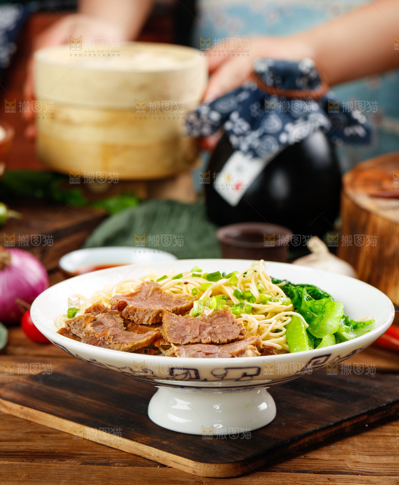 木底上放着一碗牛肉面
