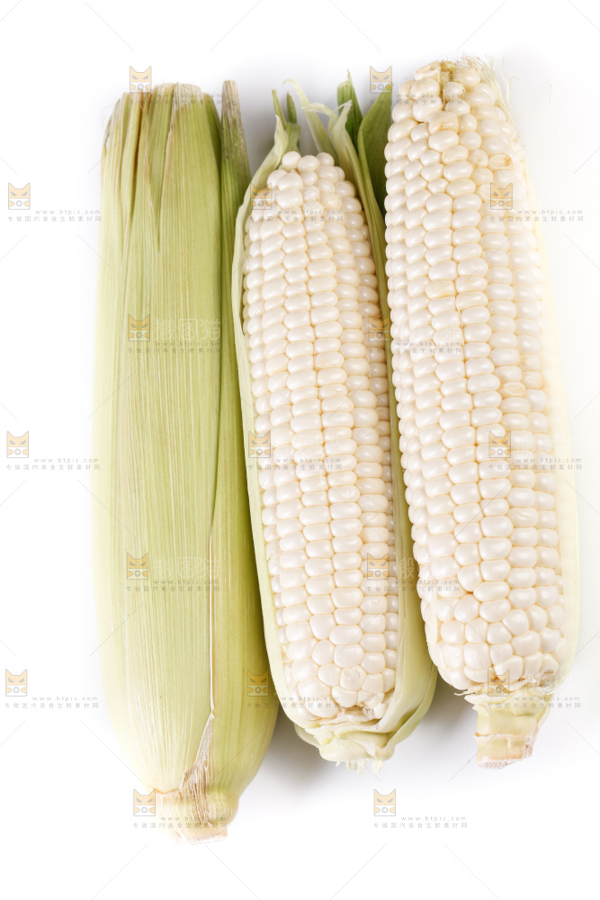 白底上放着牛奶玉米