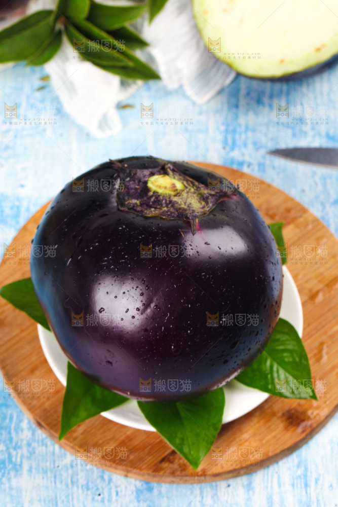 盘子里的紫圆茄子
