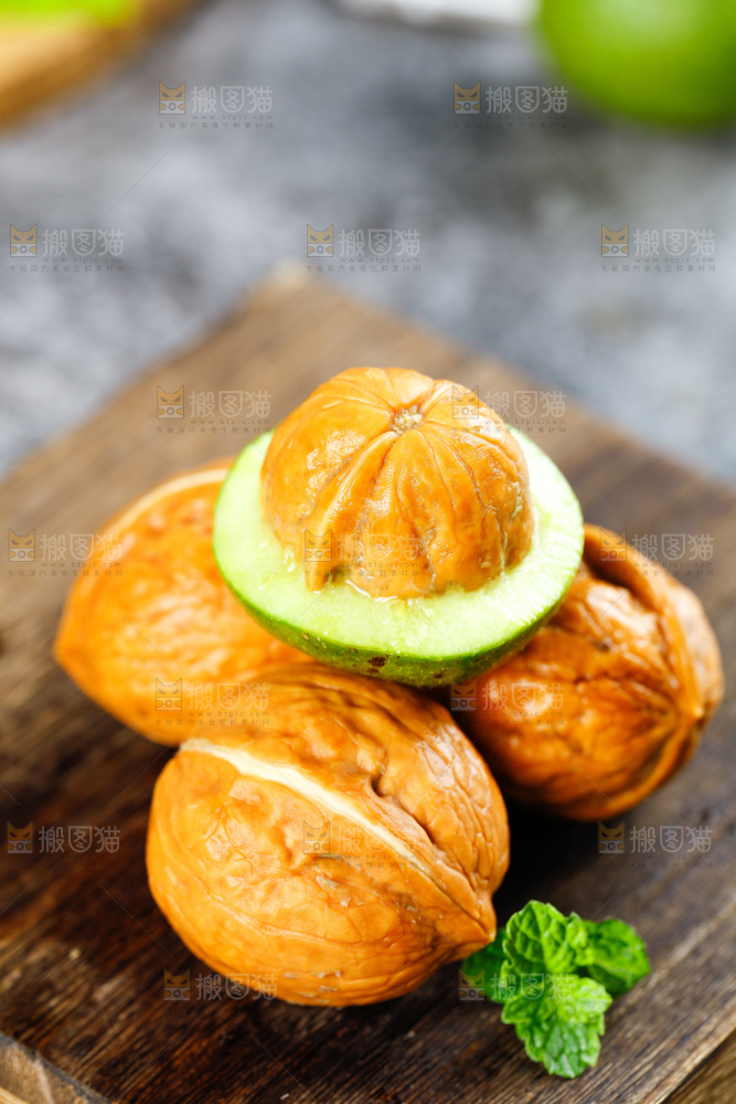 木底上去皮湿核桃