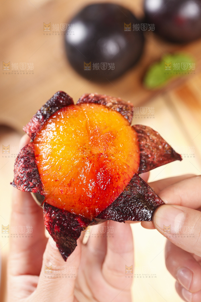 手拿剥皮的黑布林