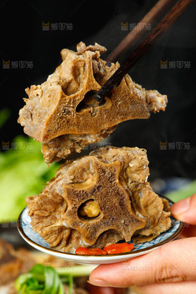 手里拿着煮熟的羊蝎子