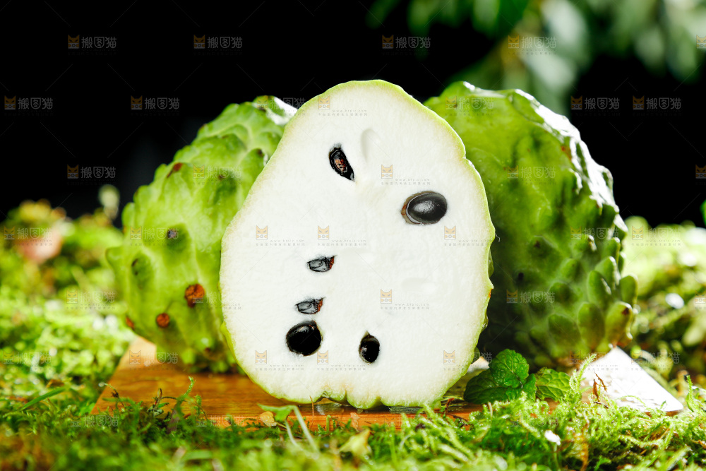 绿草地上摆放着释迦果
