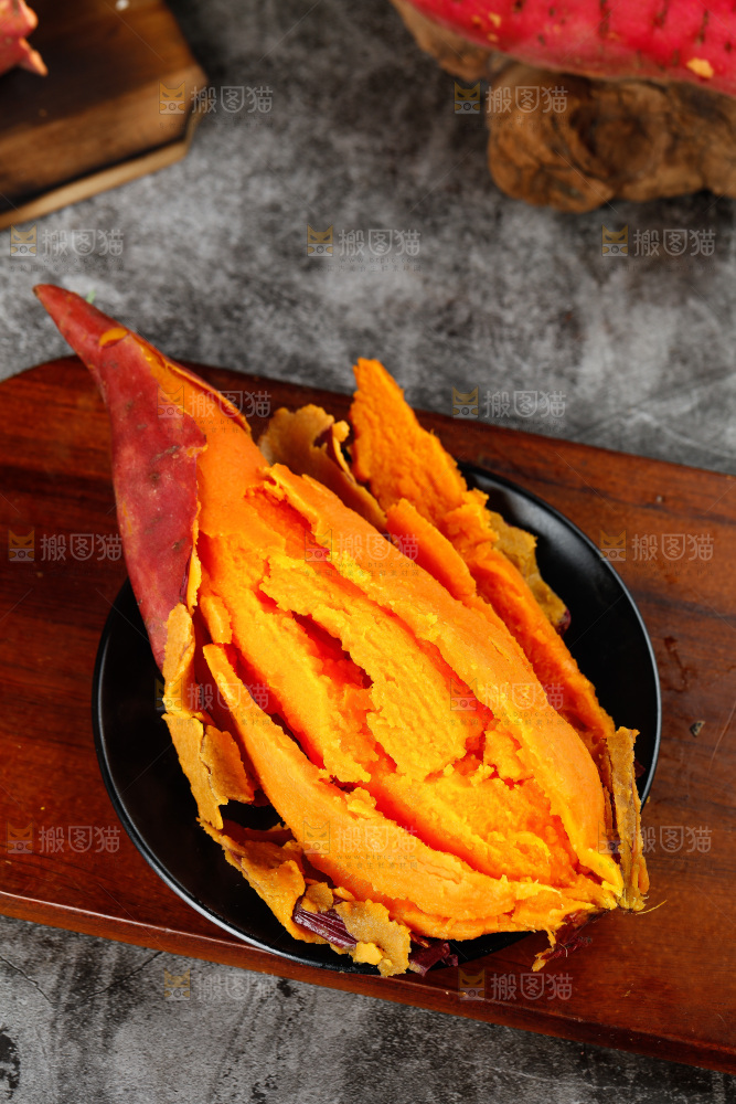 碟子里放着红蜜薯