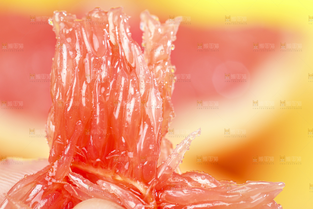 手拿着剥皮的红心葡萄柚果肉