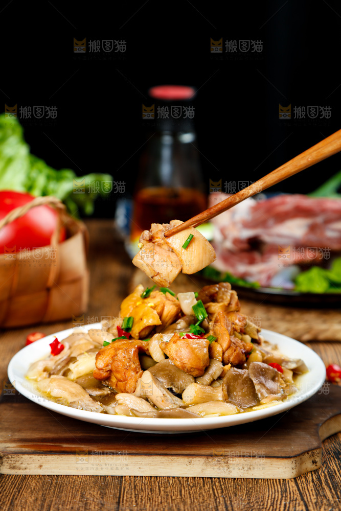 碟子里装着平菇炒鸡肉
