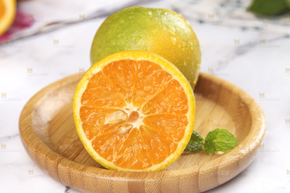 石板上放着一盘秭归夏橙