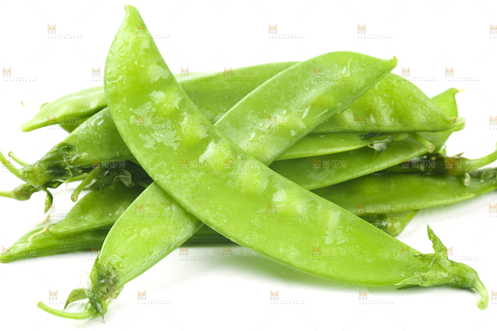 白底上摆放着豌豆荚
