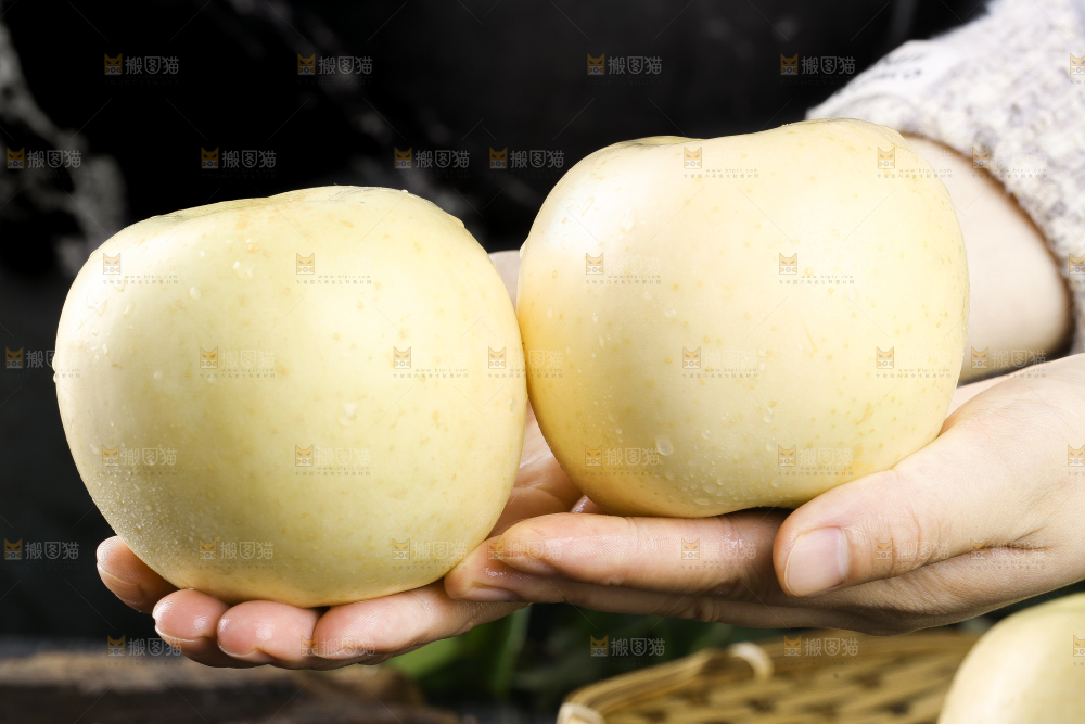 手里拿着奶油富士苹果