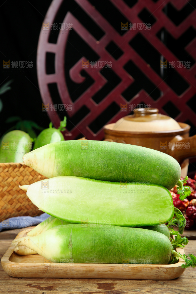 盘子里摆放着青萝卜
