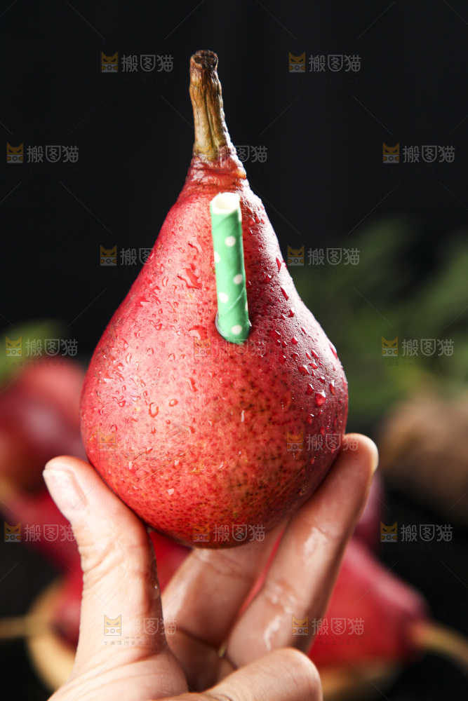 手拿红红啤梨