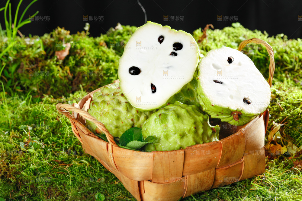 篮子里放着番荔枝