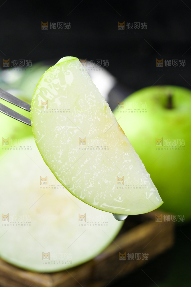 黑底叉子叉着一块苹果梨