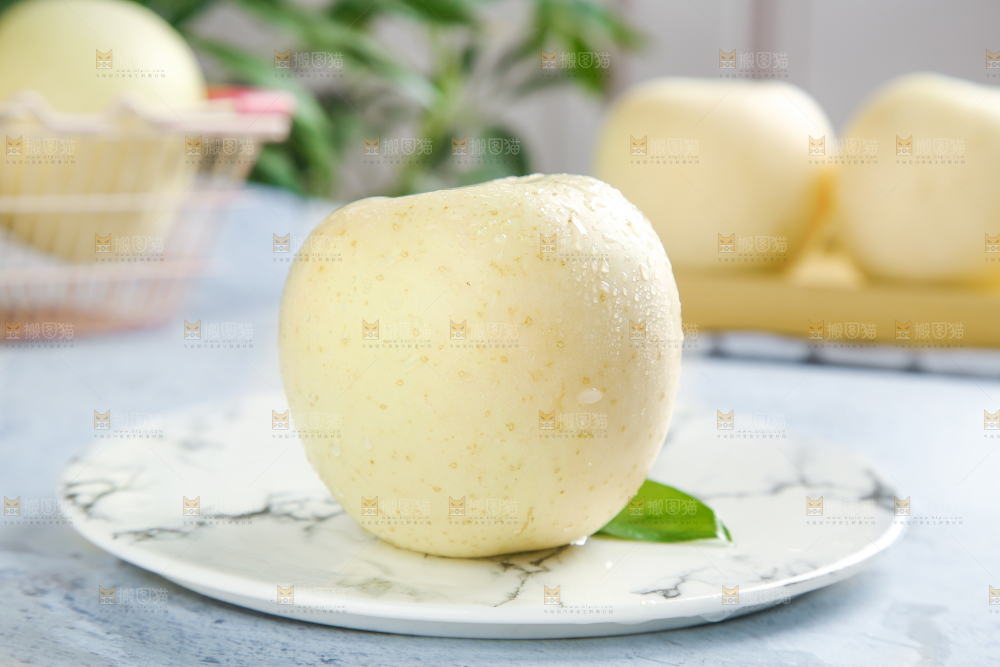 盘子里摆放着奶油苹果
