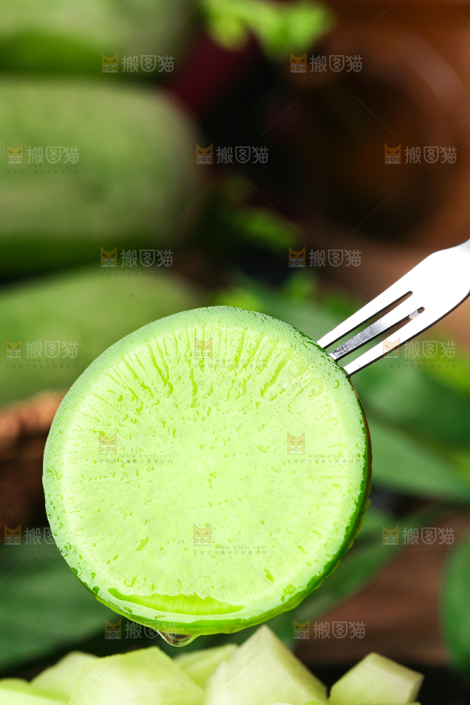 手里拿着绿心萝卜