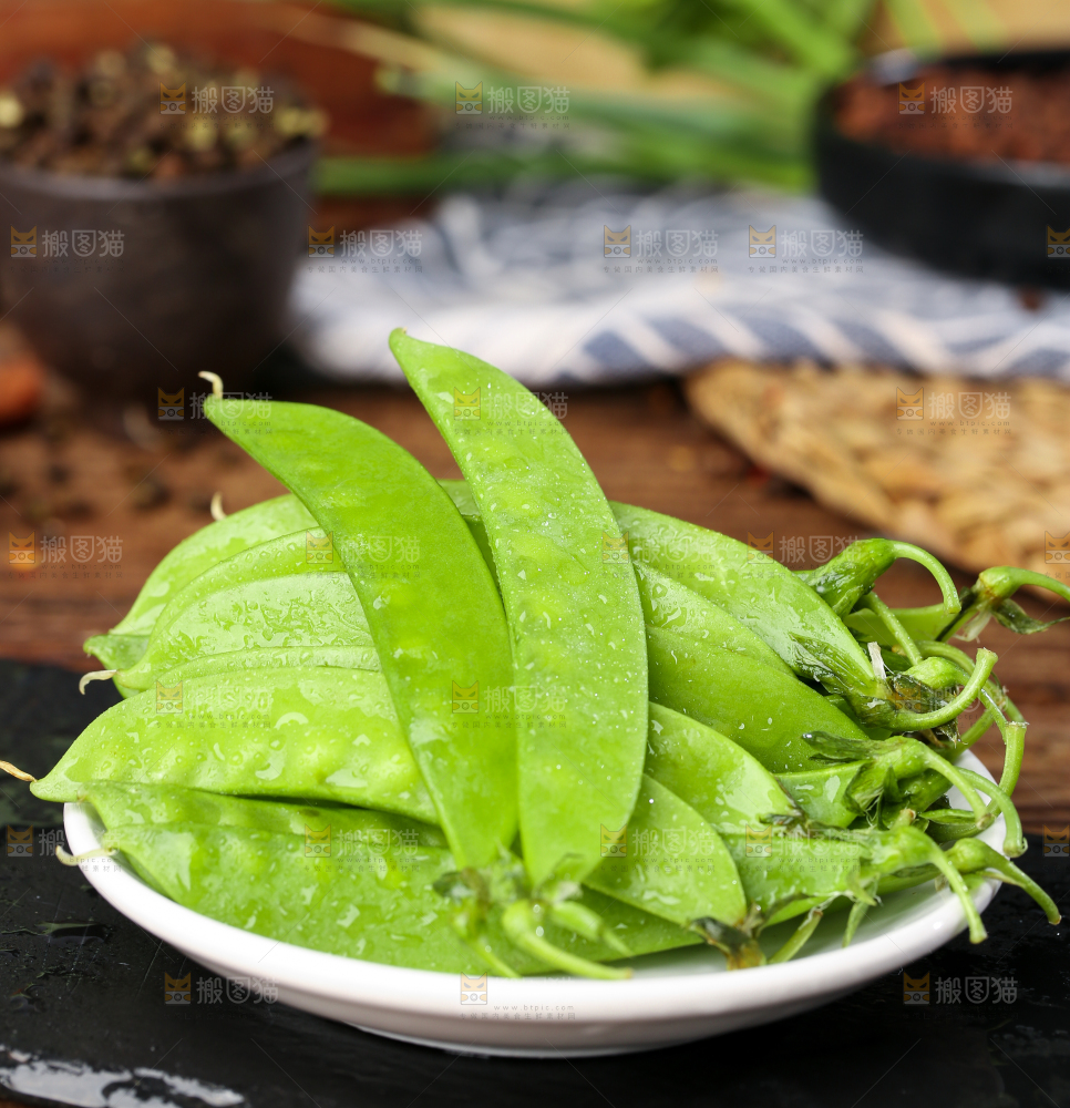 盘子里摆放着荷兰豆