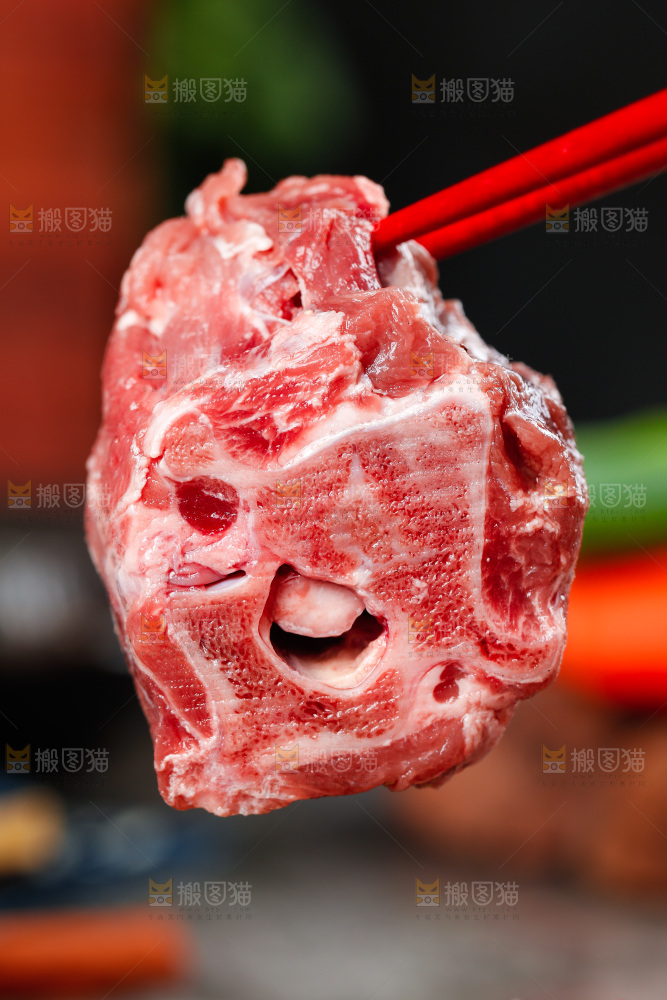 盘子上摆放着羊蝎子