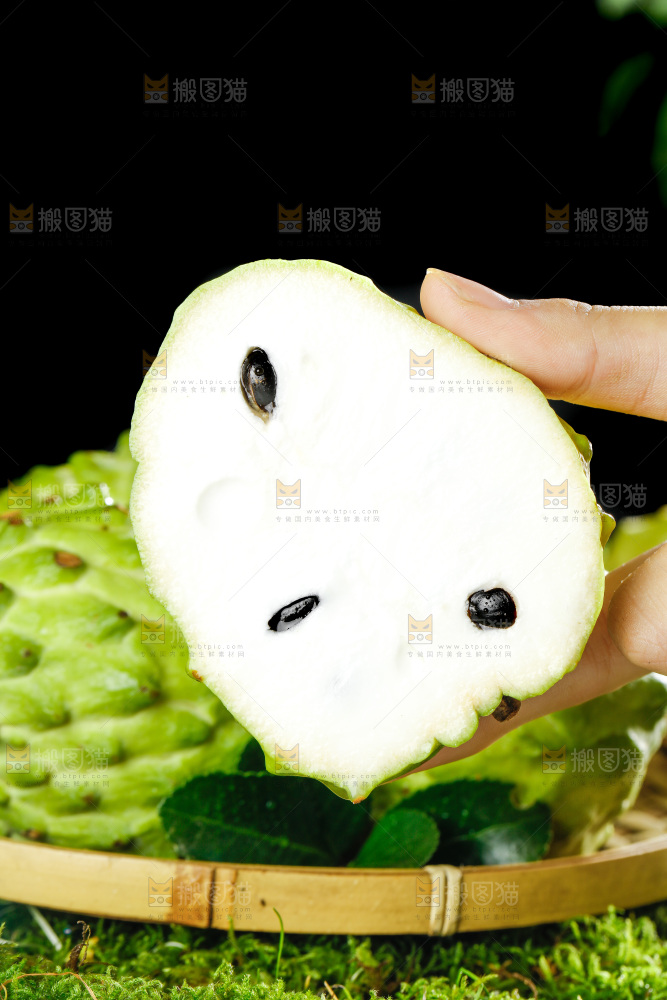 手里拿着释迦果