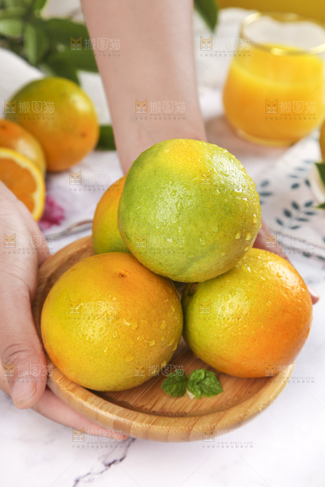 手端一盘夏橙