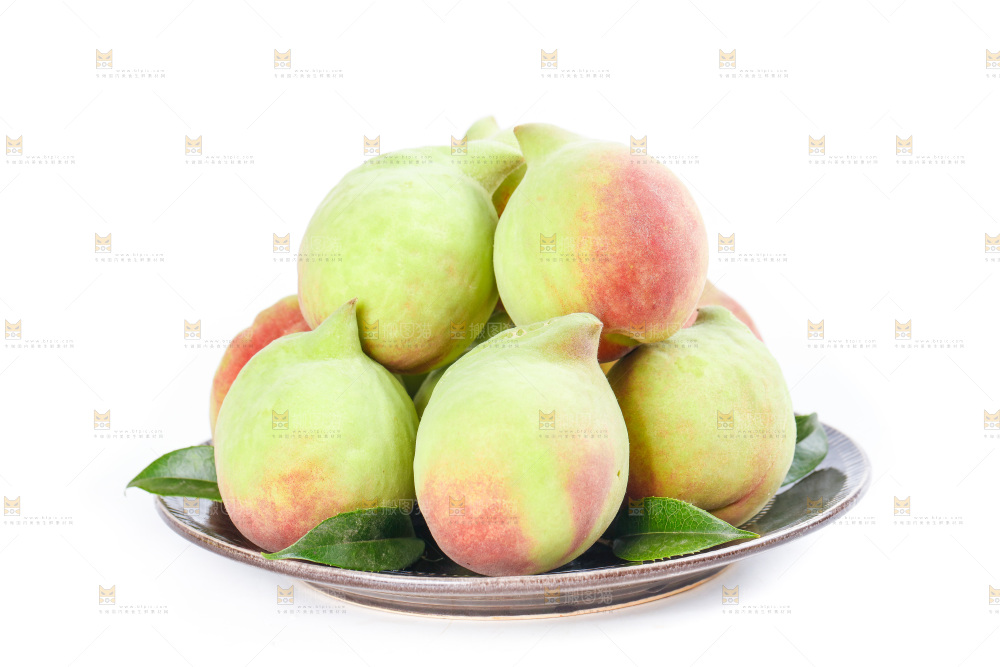 白底上放着一盘鹰嘴黑美人桃子