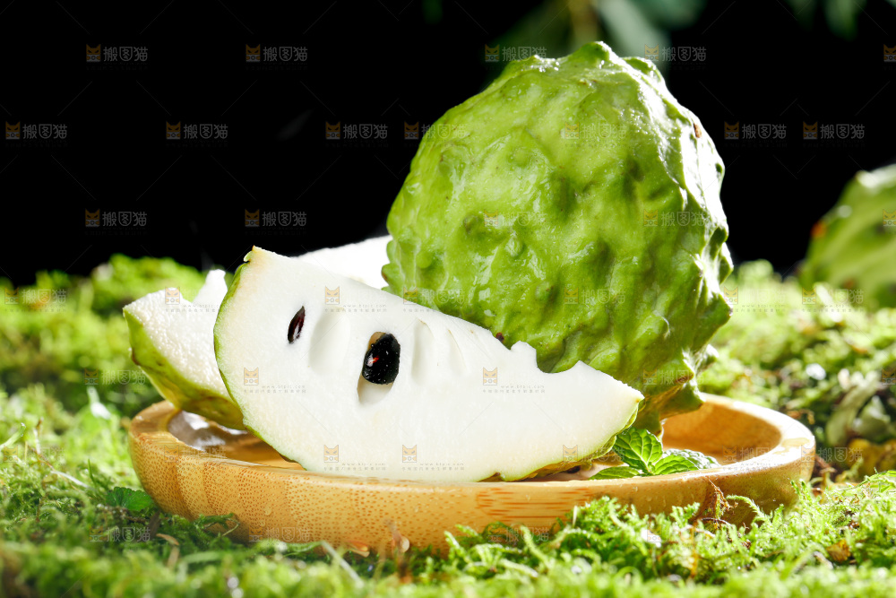 盘子里放着番荔枝