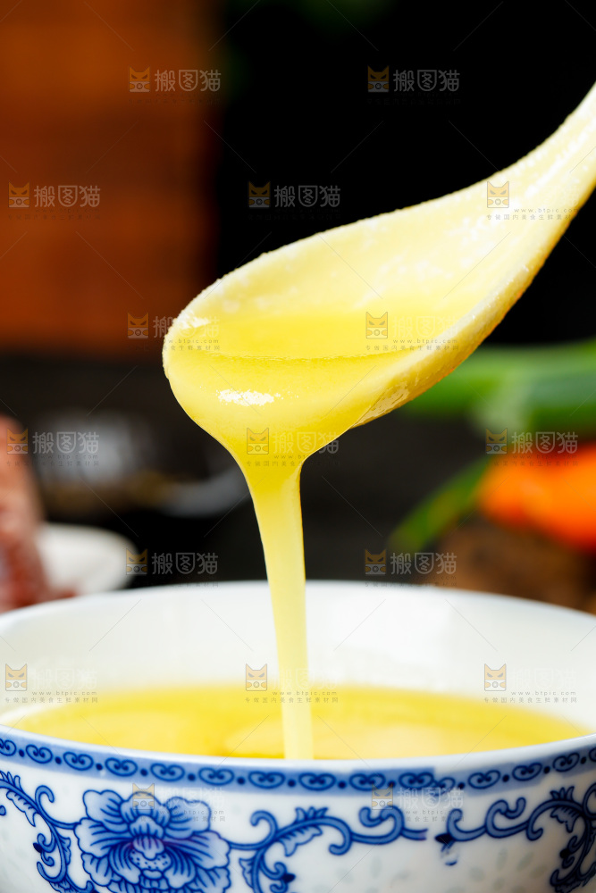 碗里装着鸡油