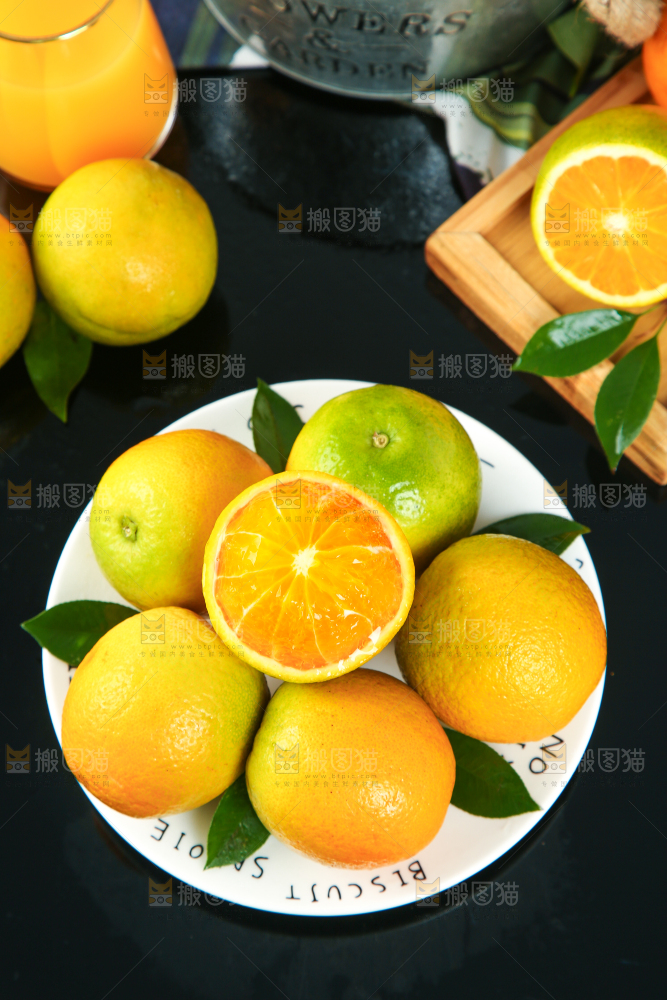 黑底上放着一盘夏橙