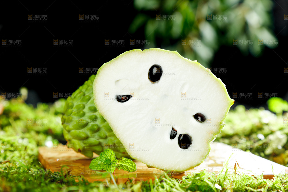 绿草地上摆放着释迦果