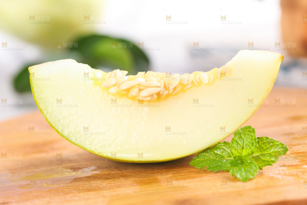 木板上放着切开的东北京蜜小甜瓜