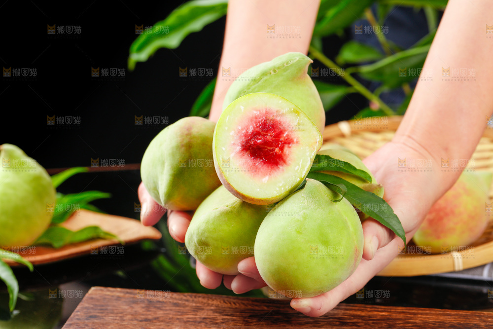 手端一盘鹰嘴黑美人桃子