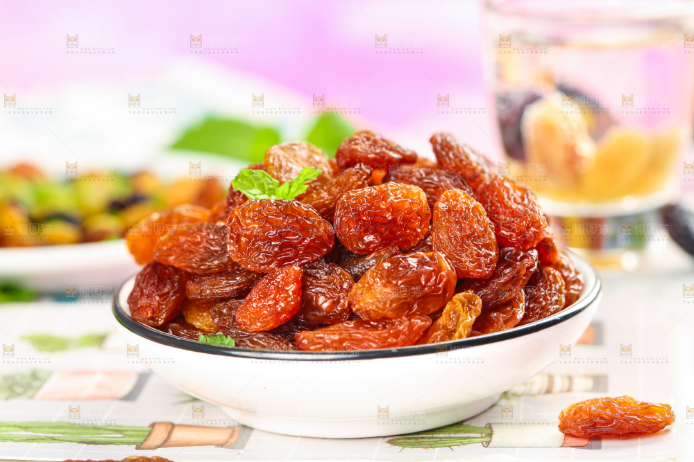 浅底上的玫瑰红新疆葡萄干