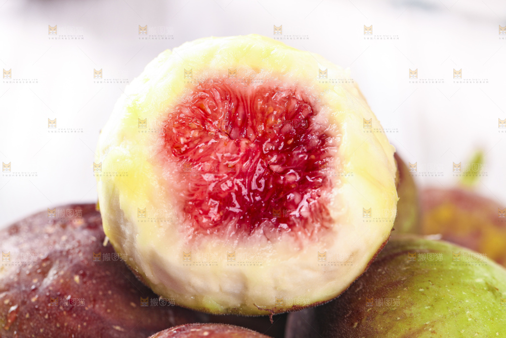 浅底上放着一盘紫皮无花果