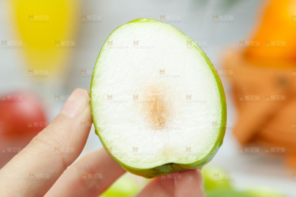 手里拿着牛奶大枣