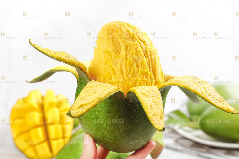浅底上手拿剥皮的凯特芒
