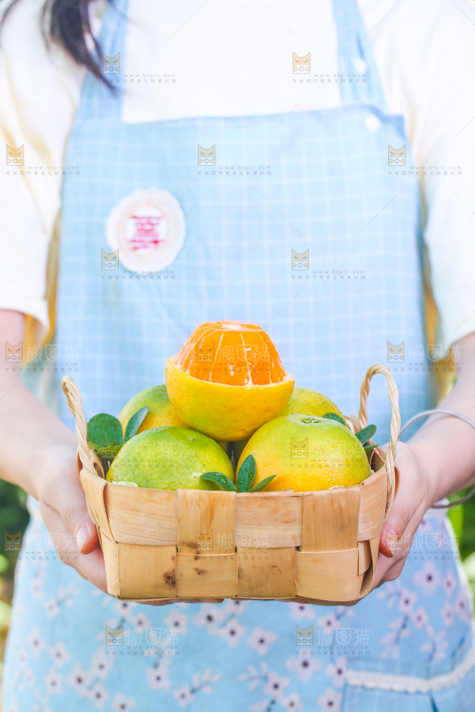 手那一筐削皮的夏橙
