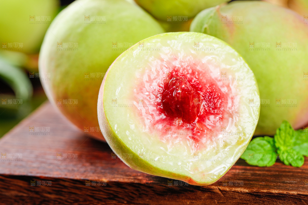 木底上放着切开的鹰嘴桃