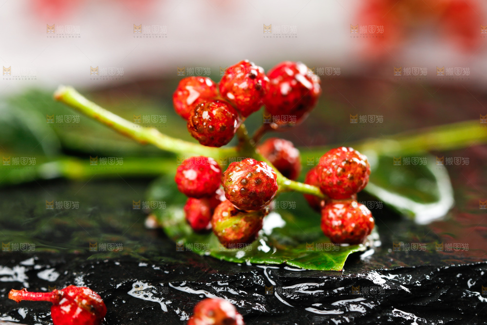 黑石板上的新鲜花椒