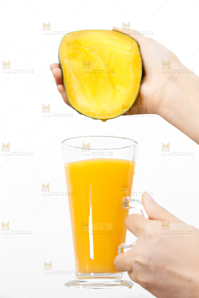 手拿一杯凯特芒果汁