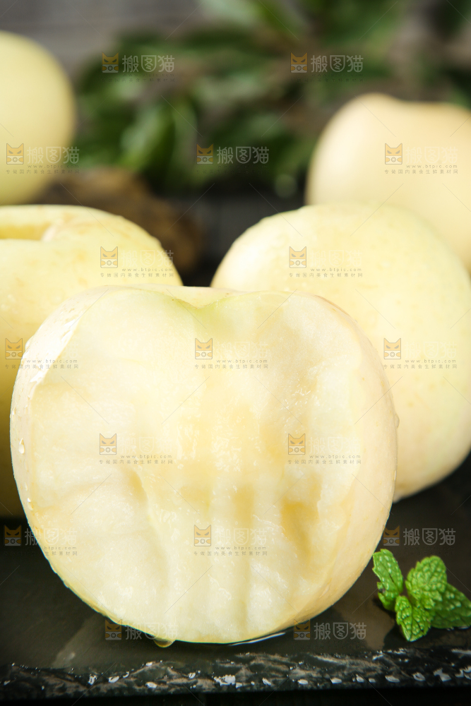 深底上摆放着苹果