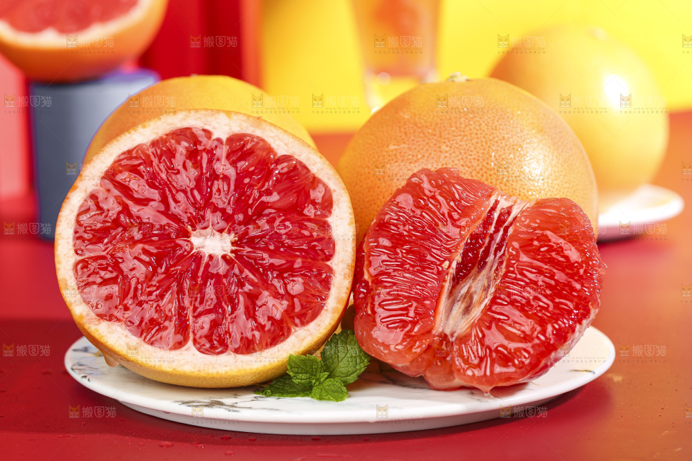 碟子里放着剥皮的南非红心西柚果肉